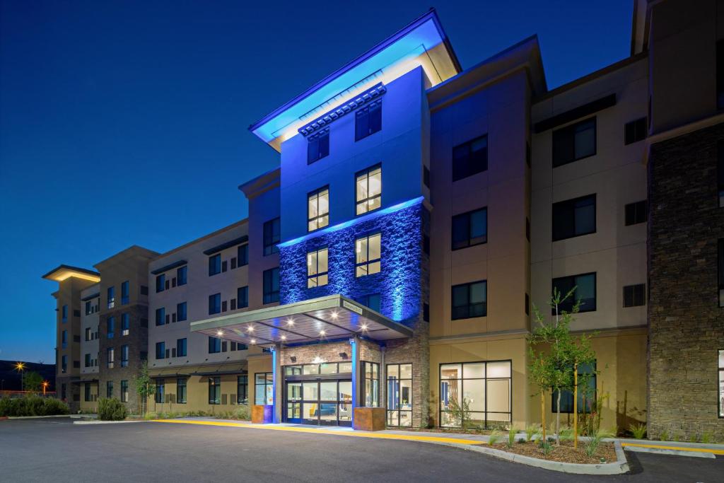 Holiday Inn Express & Suites - Valencia - Santa Clarita, an IHG Hotel