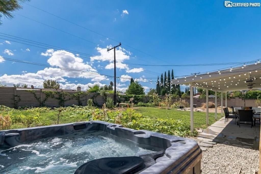 Beautiful 4 bd Mini-Farm Home in Simi with Hot Tub, One Full Bath and One Half Bath